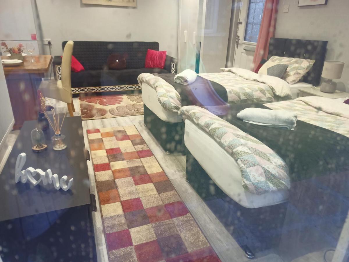 Homey Studio In Newport Perfect For Couples & Travelers Exterior foto